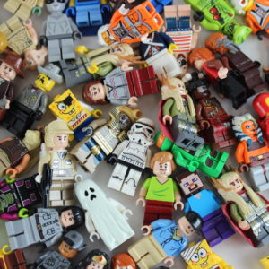 25 themed LEGO Minifigs – no duplicates